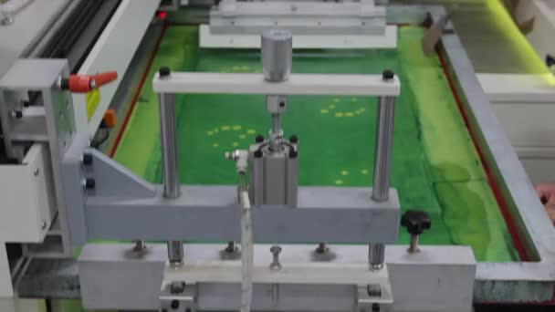 Máquina Impressão Seda Tela Semi Automatizada Produção Capa Livro — Vídeo de Stock
