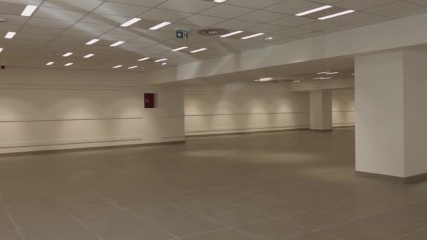 新的空置大型购物商场休憩用地铺楼面全景 — 图库视频影像