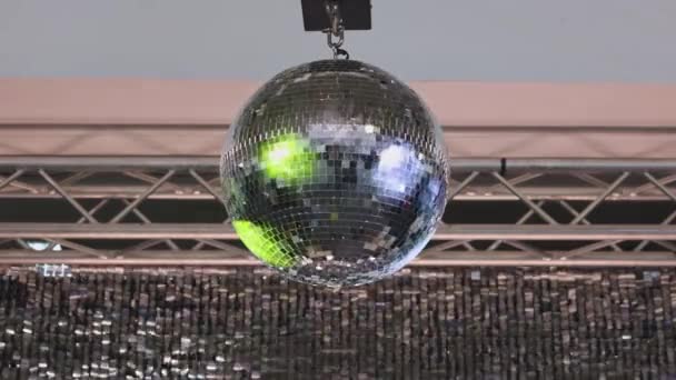 复古风格迪斯科俱乐部派对装饰中的旋转镜像球 — 图库视频影像