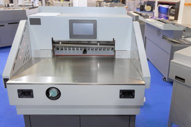 Yazıcı Ofisindeki Kağıt Kesme Makinesi