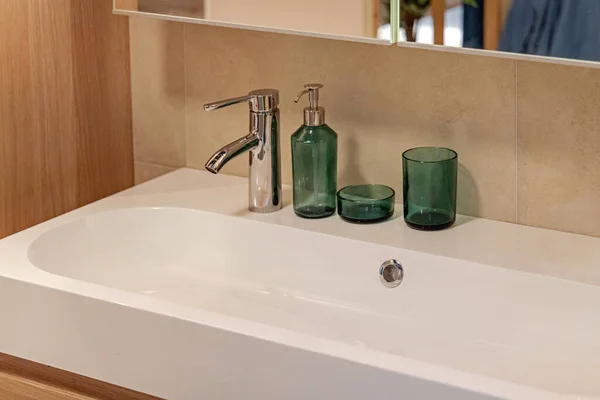 现代浴室的长池水龙头和玻璃肥皂分配器 — 图库照片