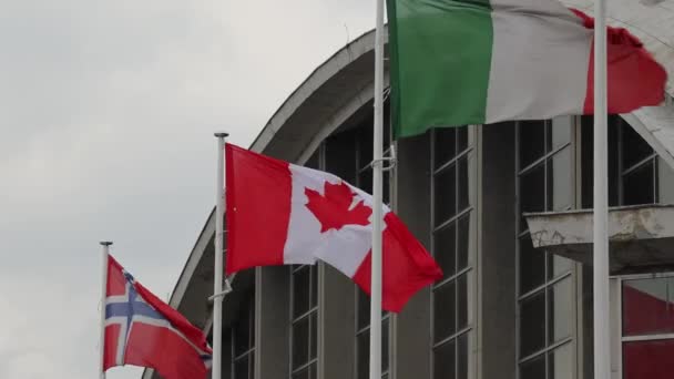Noruega Canadá Italia Banderas Juntas Frente Edificio Del Centro Conferencias — Vídeo de stock