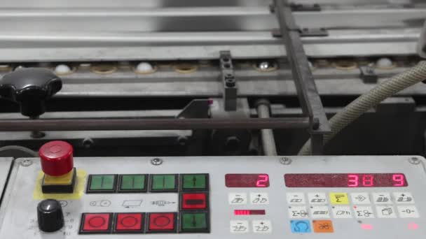 Подсчет Машин Красными Номерами Печать Книг Процесс Производства — стоковое видео