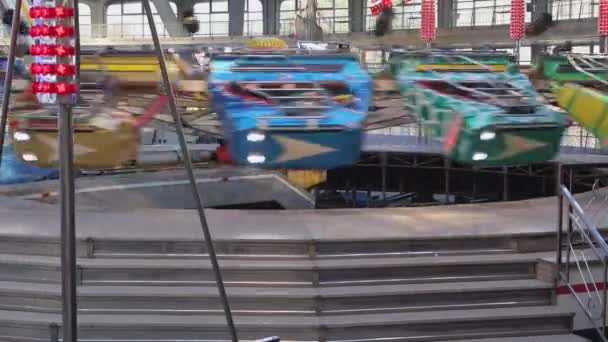 Hurtig Spinning Wheel Enterprise Spænding Ride Hall Vinter Karneval – Stock-video