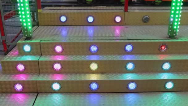 Lampy Błyskowe Led Reflektory Zbudowane Metalowe Schody Zabawa Fair Karnawał — Wideo stockowe