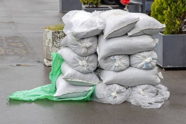 Sokakta Toptan Malzeme Deposu Yığını