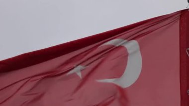 Türkiye Cumhuriyeti Ulusal Bayrağını Rüzgârlı Gün 'de Kapatın