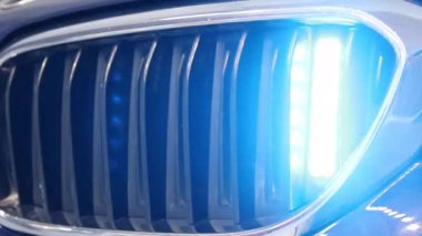 Polis Öncü Araç Cephesi 'nde, Grille' de Mavi Işıklar yanıp sönüyor
