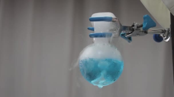 Experimento Hielo Seco Frasco Azul Educación Del Proyecto Ciencia Laboratorio — Vídeos de Stock