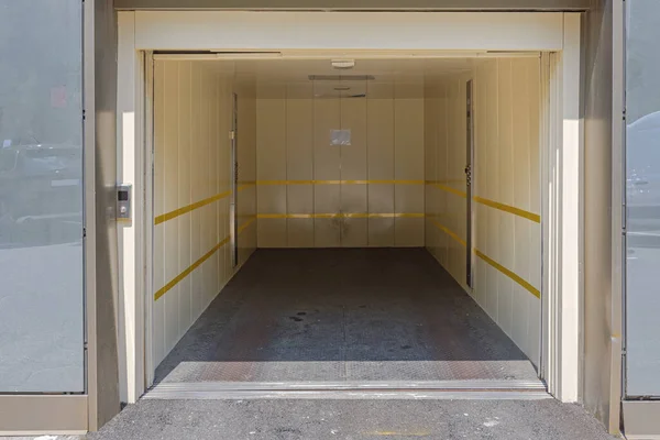 Open Deur Bij Lift Voor Auto Toegang Tot Ondergrondse Parkeergarage — Stockfoto