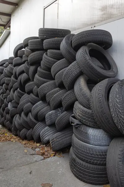 Neumáticos Carretera Automotrices Usados Mostrando Variedad Patrones Pisada Reciclaje Eliminación —  Fotos de Stock