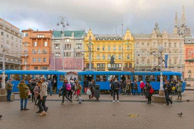 Zagreb, Hırvatistan - 04 Kasım 2019: Tramvay İstasyonunda Halkın Kalabalığı Josip Jelacic Meydanı Toplu Taşımacılık Kenti.