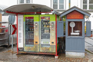 Ljubljana, Slovenya - Kasım 04, 2019: Çiftçi Pazarı 'ndaki Otomatik Otomatik Otomatik Otomatik Otomatik Otomatik Otomatik Satış Makinesi ve Kontrol Ölçeği.