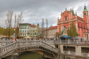 Ljubljana, Slovenya - Kasım 04, 2019: Başkent Bulutlu Sonbahar Günü 'nde Ljubljanica Nehri üzerindeki üçlü köprü.