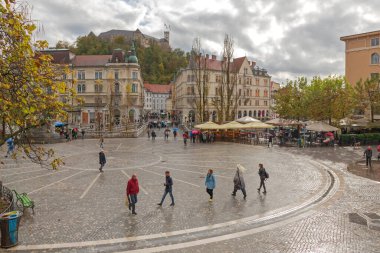 Ljubljana, Slovenya - Kasım 04, 2019: Başkent Merkezi 'nde Islak Çakıl Taşları Meydanı' nda Yürüyen İnsanlar.