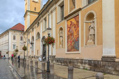 Ljubljana, Slovenya - Kasım 04, 2019: Roma Katolik Katedrali Başkent Merkezi 'nde fresklerle birlikte.