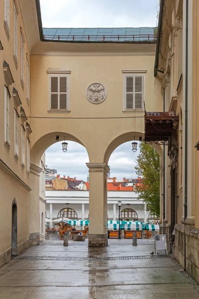 リュブリャナ スロベニア 2019年11月9日 大聖堂と大聖堂間のダブルアーチアーキテクチャ接続とキャピタルシティセンターの農家市場への大聖堂の道 — ストック写真