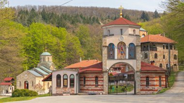 Sopot, Sırbistan - 13 Nisan 2020: Sırp Ortodoks Kilisesi ve Manastır Kompleksi Tresije Kosmaj Dağı Tarihi Simgesi.