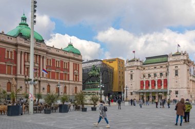 Belgrad, Sırbistan - 14 Şubat 2021: Ulusal Müze ve Gösteri Tarihi Binaları Başkentte Cumhuriyet Meydanı Kış Günü.