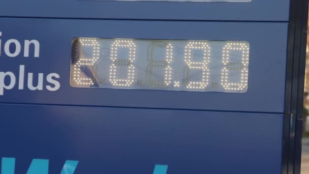 Πλένεται Στο Βενζινάδικο Led Αριθμοί Βενζίνης — Αρχείο Βίντεο