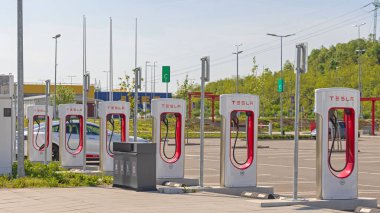 Belgrad, Sırbistan - 06 Mayıs 2023: Ava Park Balkanlar 'ın Güney Avrupa Rotasındaki Tesla Elektrikli Taşıtları İçin Çok sayıda Yeni Hızlı Şarj Aracı.