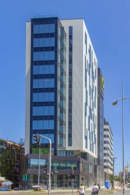 Novi Sad, Sırbistan - 3 Temmuz 2023: Yeni Gökdelen IQ Merkezi Modern Ofis Binası.