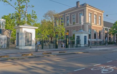 Amsterdam, Hollanda - 14 Mayıs 2018: Plantage Street View 'deki Artis Hayvanat Bahçesi ve Bahçesinin Ana Girişi.