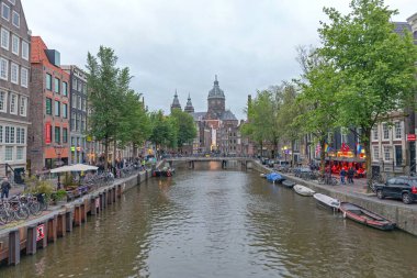 Amsterdam, Hollanda - 18 Mayıs 2018: Şehir Merkezinde Meşhur Kırmızı Işık Bölgesi Turist Çekimi.