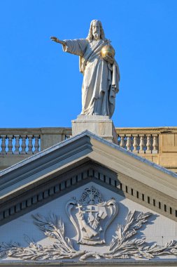 Amsterdam, Hollanda - 14 Mayıs 2018: Musa 'nın Üstündeki İsa Heykeli ve Waterlooplein' daki Aaron Kilisesi Girişi.