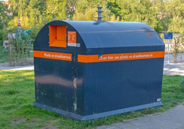 Amsterdam, Hollanda - 14 Mayıs 2018: Plastik Paketleme İçecek Kutuları Şehir Parkında Geri Dönüşüm Konteynırı.