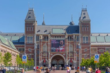 Amsterdam, Hollanda - 15 Mayıs 2018: Rijksmuseum Hollanda Ulusal Sanat ve Tarih Müzesinde Yüksek Toplum Sergisi Billboard.
