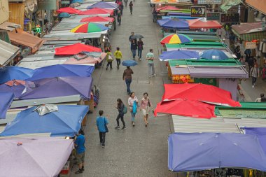 Hong Kong, Çin - 25 Nisan 2017: Mong Kowloon City 'deki Fa Yuen Caddesi Market Hava Görüntüsü.
