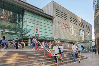 Hong Kong, Çin - 30 Nisan 2017: Finans Caddesi Hong Kong Adası 'ndaki Ifc Alışveriş Merkezi' ne Yürüyen İnsanlar.