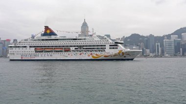 Hong Kong, Çin - 23 Nisan 2017: Star Cruises Balık Gemisi Hong Kong, Çin 'de Victoria Limanı' ndan geçiyor.