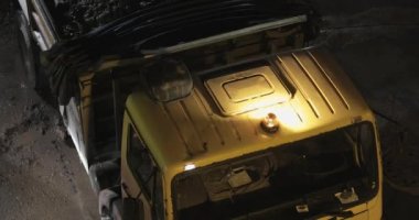 Sarı Kamyon Hava Görüntüsünde Amber Güvenlik Işığı Döndürülüyor