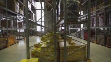 Raflardaki Yiyecek Kutuları Koridorlardaki Dağıtım Deposu SürücüsüComment