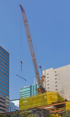 Crane 'i Hong Kong' daki Gökdelen İnşaat Alanında Kaldırmak