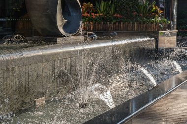 Hong Kong 'daki ofis binasının önündeki Kara Mermer Su Fıskiyesi