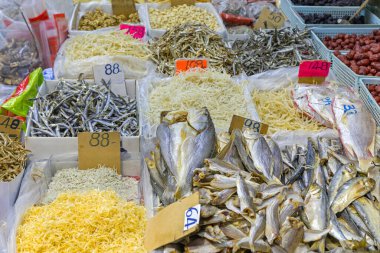 Hong Kong 'daki balık pazarında kurutulmuş deniz ürünleri tezgahı.