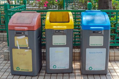 Hong Kong 'daki Şehir Parkı' nda çöp kutularını sınıflandırma ve geri dönüşüm.