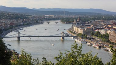 Tuna Nehri üzerindeki zincir köprü Öğleden sonra Budapeşte Şehir Panoraması Citadella 'dan