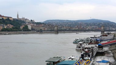 Budapeşte Macaristan 'daki Tuna Nehri kıyısında demirli gemi.
