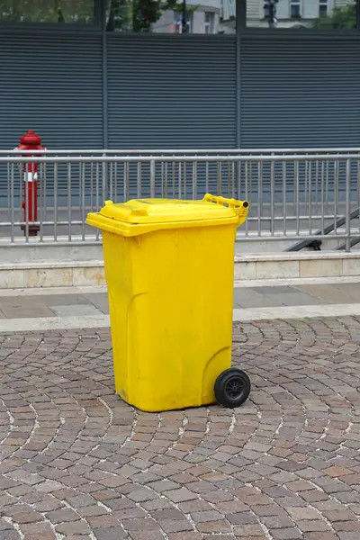 Yellow Plastic Wheelie Bin Cobblestone Street City — Stock Photo, Image