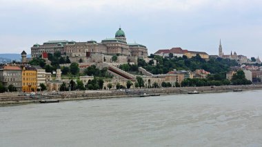 Budapeşte, Macaristan - 13 Temmuz 2015: Başkentteki Tuna Nehri üzerindeki Castle Hill Manzaralı Kraliyet Sarayı.