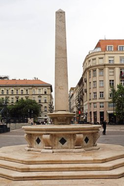 Budapeşte, Macaristan - 13 Temmuz 2015: Mutlu Kraliçe Gizella Çeşmesi Başkent Yaz Günü Saint Stephen Meydanı 'nda.