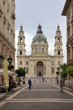 Budapeşte, Macaristan - 13 Temmuz 2015: Başkentteki Aziz Stephen Katolik Katedrali.