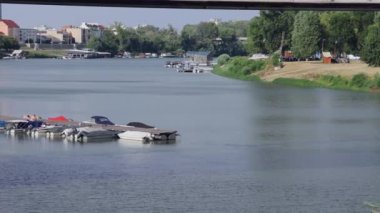 Szeged, Macaristan - 01 Ağustos 2022: Gemiler ve İnsanlar İçin Yüzen Rıhtım Limanı Sandy Beach Tisza Nehri Kıyısı Sıcak Yaz Günü Panorama.