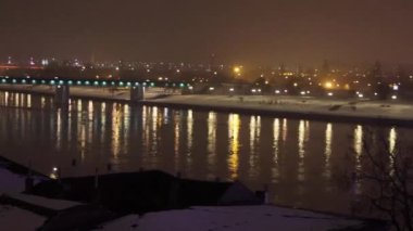 Belgrad, Sırbistan - 15 Aralık 2021: Başkent Panorama 'da Soğuk Kış Gecesinde Yılbaşı Işıklı Nehir Sava ve Köprü Branko.