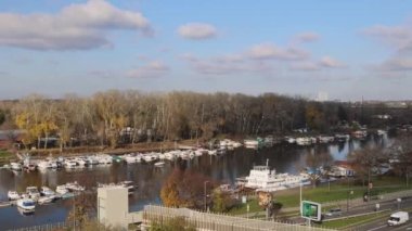 Belgrad, Sırbistan - 23 Kasım 2021: Sava Nehri Başkenti üzerindeki Modern Asma Ada Pylon Köprüsü Sonbahar Panoraması.