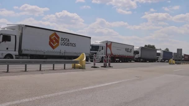 Horgos Roszke Hungary August 2022 Long Queue Trucks Shipping Cargo — Αρχείο Βίντεο